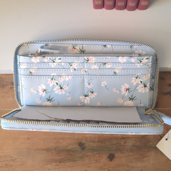 Light Blue Floral Wristlet Wallet - Picture 2 of 4